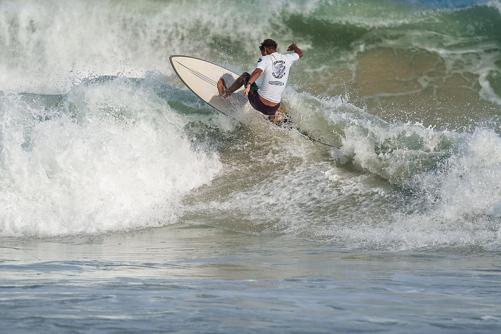 Surfista disfrutando las olas